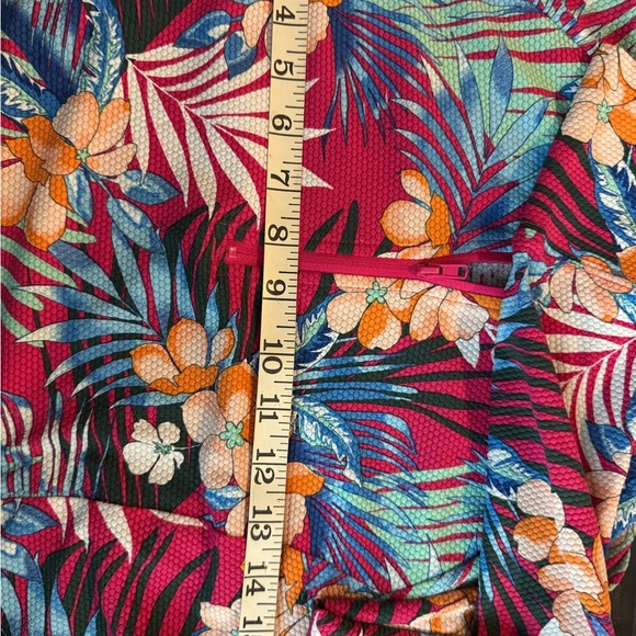 Tommy Bahama Red Fitted Graphic Blouse - Picture 7 of 8